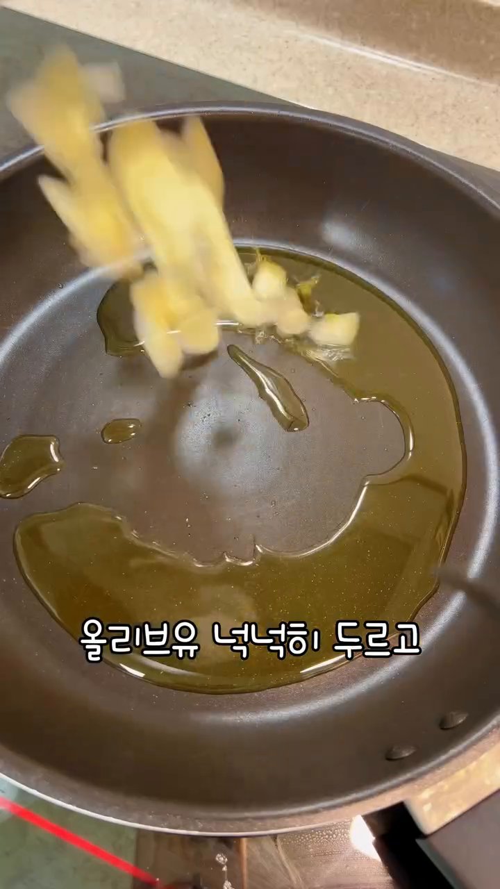다진마늘 1큰술과 크러쉬드 페퍼를 원하는 만큼 넣고 함께 볶아 향을 냅니다.