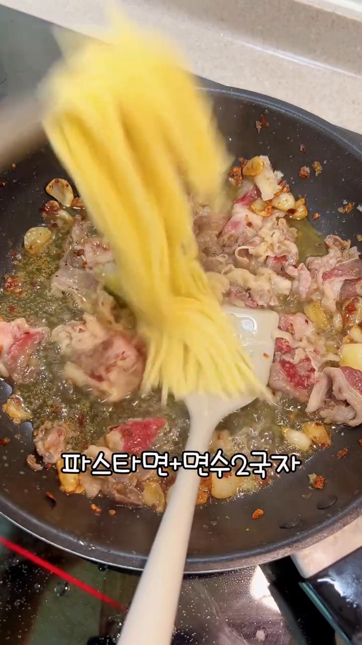 불을 약불로 줄인 뒤 우삼겹 2줌을 넣고 어느 정도 익을 때까지 볶아줍니다.
