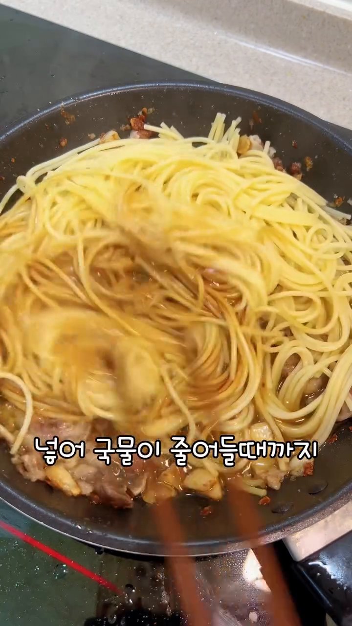 불을 다시 중불로 올리고, 삶은 파스타면, 면수 2국자, 간장 2큰술, 굴소스 2큰술, 맛술 2큰술을 넣습니다.